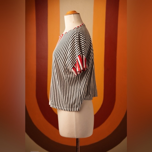 Split color and pattern striped red and black tee shirt - Picture 3 of 4